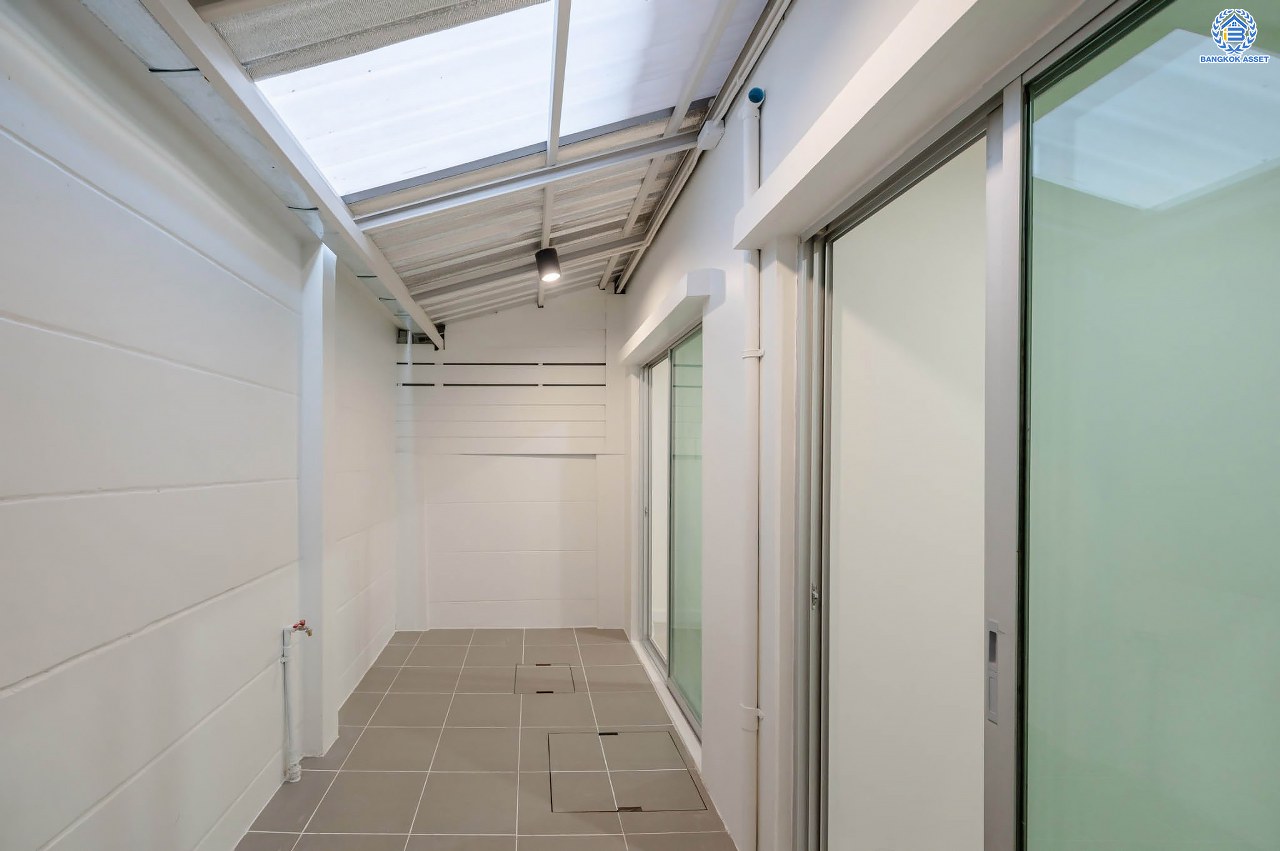 บ้านมือสองตกแต่งใหม่ โครงการ วิสต้าปาร์ค แจ้งวัฒนะ ทาวน์โฮม 3 ชั้น จากแบรนด์ SC Asset บนเนื้อที่ 22.9 ตร.ว. ฟังก์ชัน 3 ห้องนอน 3 ห้องน้ำ จอดรถได้ 2 คัน บนทำเลโซนเมือง บนทำเลคุณภาพ ติดถนนเลี่ยงเมืองปากเกร็ด ใกล้เซ็นทรัล แจ้งวัฒนะ, เมืองทองธานี, จุดขึ้นทางด่วน "แจ้งวัฒนะ" และรถไฟฟ้าสายสีชมพู "สถานีสามัคคี"